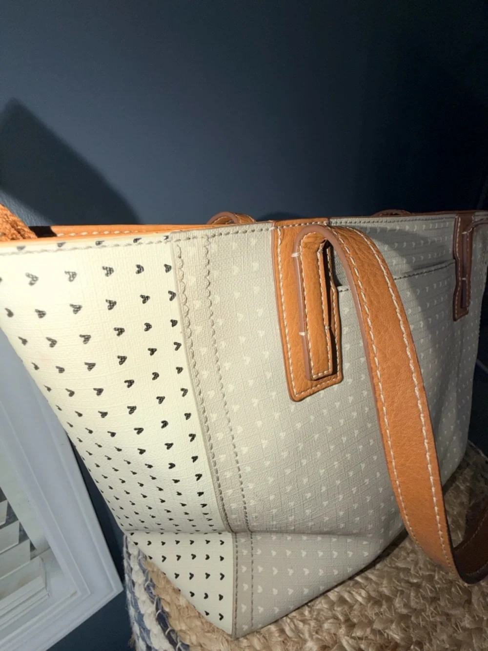 Fossil Emma Tote with Heart Design - Picture 5 of 9